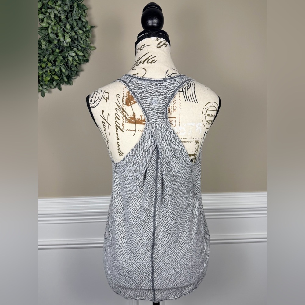 Lululemon Essential Tank Size 10 - Picture 5 of 9